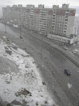 Снег грызёт, как будто он - мышь